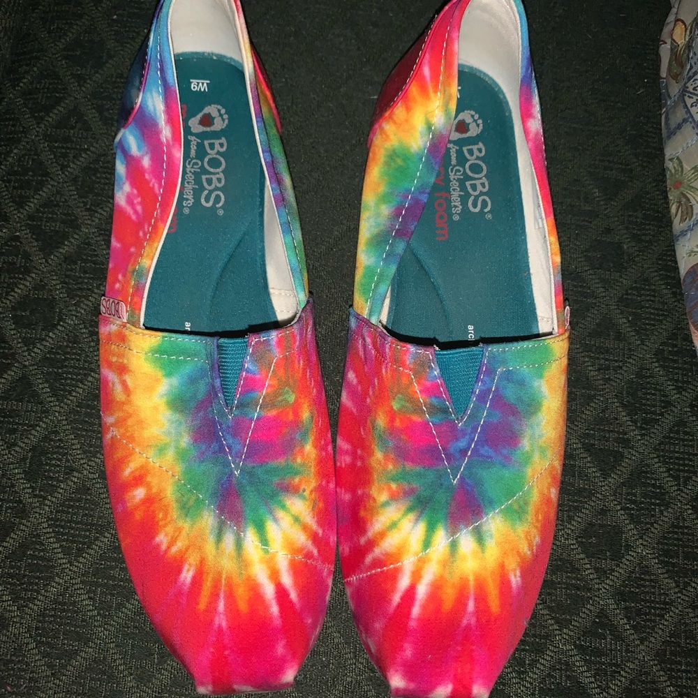 BOBS BY SKECHERS PRIMARY COLOR TIE DYE FLATS, LADIES 9